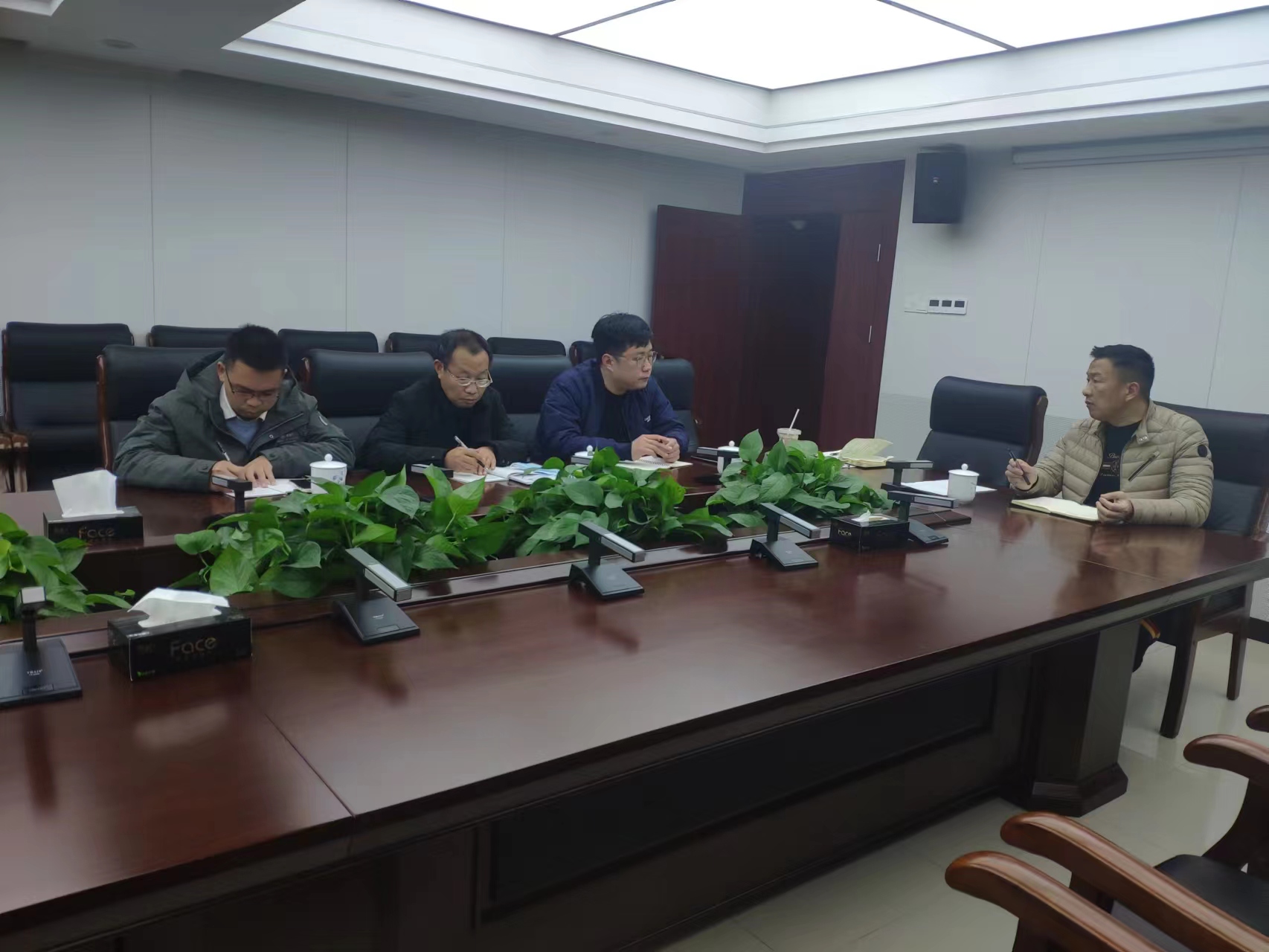 专班会议.jpg