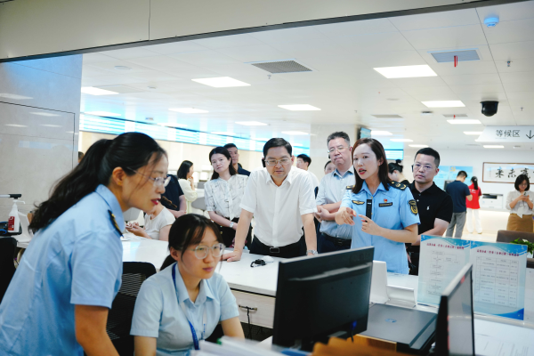 杨应龙调研天心区“高效办成一件事”落实情况.jpg