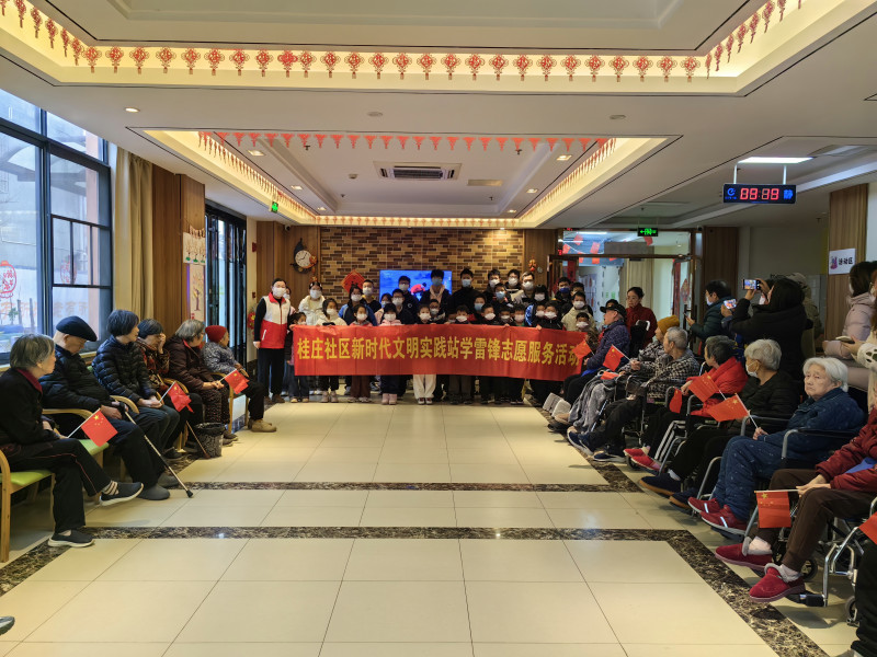 孩子们为老人们表演歌曲《学习雷锋好榜样》。